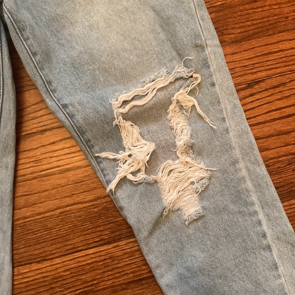 Forever 21 light washed blue ripped jeans - Picture 6 of 8